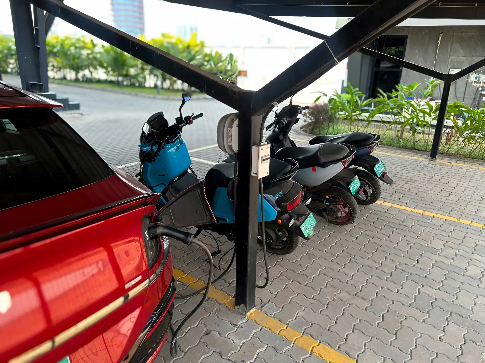 AQOZA Launches Free Solar-Powered EV Charging for Employees